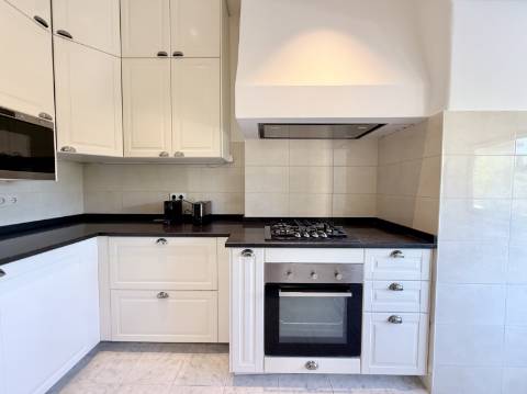 Apartamento T4 remodelado e mobilado no Centro Histórico de Cascais