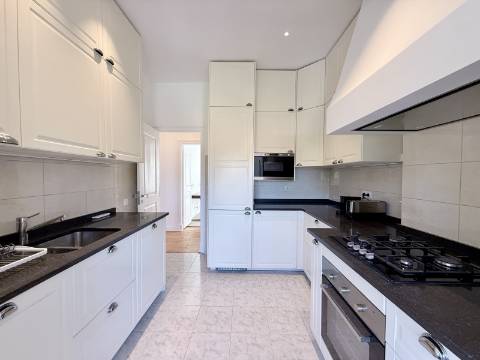 Apartamento T4 remodelado e mobilado no Centro Histórico de Cascais