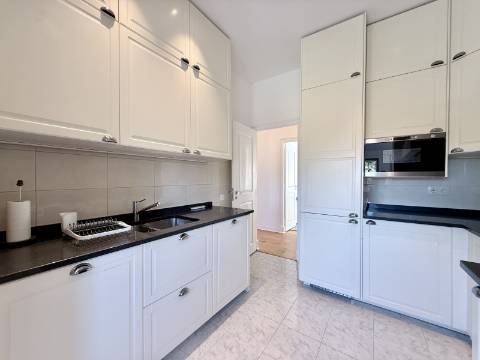 Apartamento T4 remodelado e mobilado no Centro Histórico de Cascais