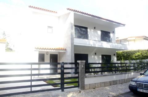 Moradia T4 Remodelada e Mobilada