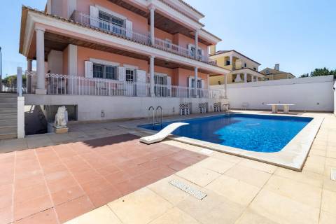 Moradia V6 Isolada com piscina