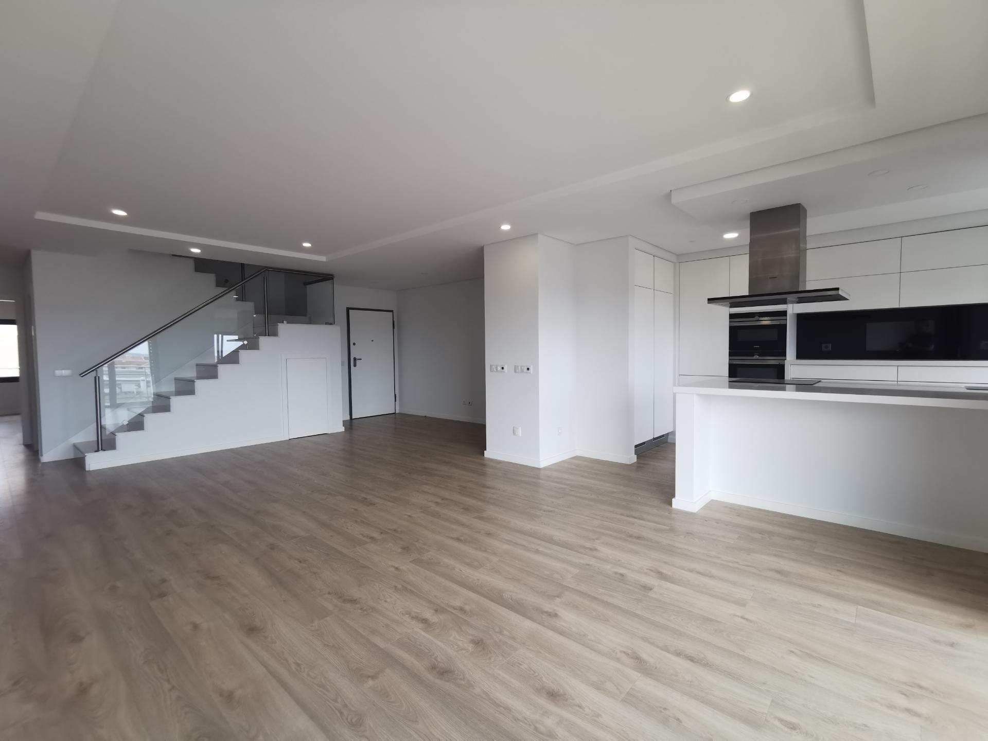 Duplex T4+1 com box 2 carros