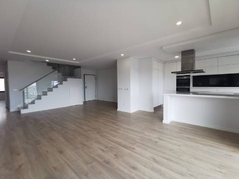 Duplex T4+1 com box 2 carros