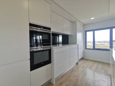 Duplex T4+1 com box 2 carros