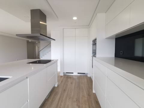 Duplex T4+1 com box 2 carros