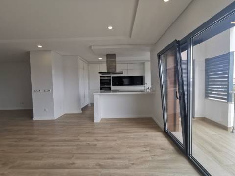 Duplex T4+1 com box 2 carros
