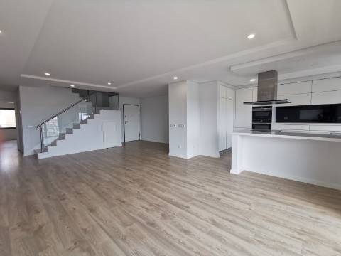 Duplex T4+1 com box 2 carros