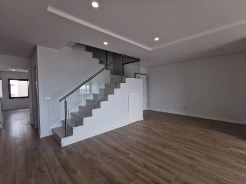 Duplex T4+1 com box 2 carros