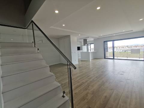 Duplex T4+1 com box 2 carros