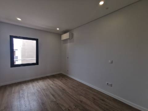 Duplex T4+1 com box 2 carros