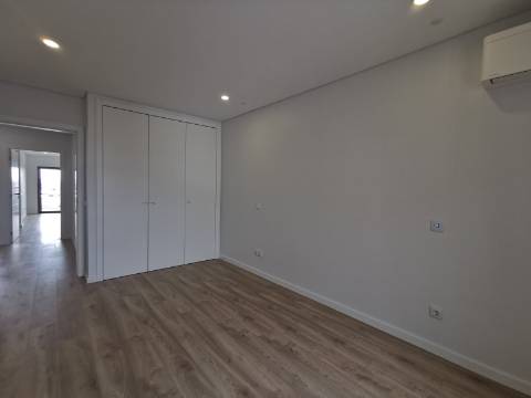Duplex T4+1 com box 2 carros