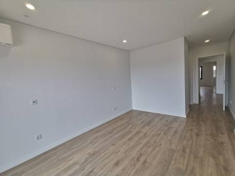 Duplex T4+1 com box 2 carros