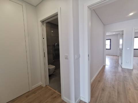 Duplex T4+1 com box 2 carros
