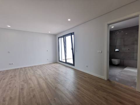 Duplex T4+1 com box 2 carros