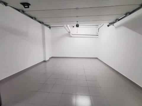 Duplex T4+1 com box 2 carros
