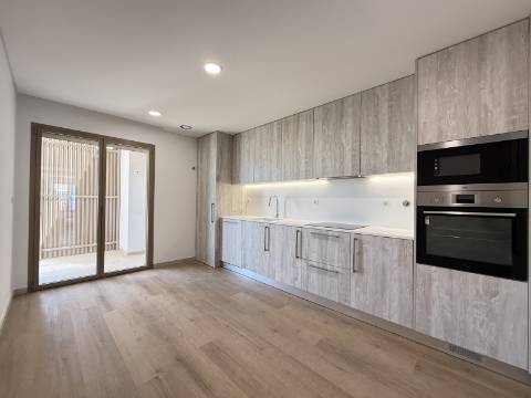 Duplex T3+1 Terraço 87 m2 + Box 4 Carros