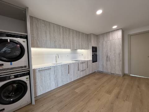 Duplex T3+1 Terraço 87 m2 + Box 4 Carros