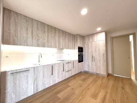 Duplex T3+1 Terraço 87 m2 + Box 4 Carros