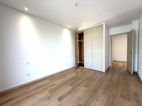 Duplex T3+1 Terraço 87 m2 + Box 4 Carros