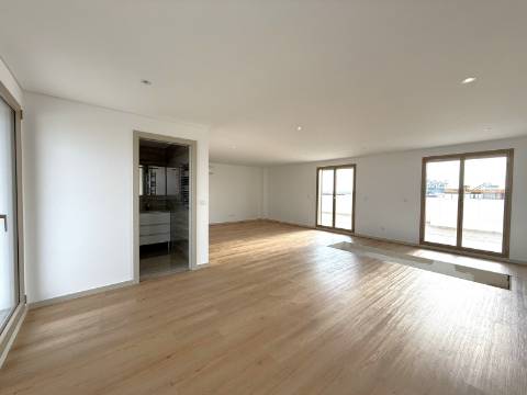 Duplex T3+1 Terraço 87 m2 + Box 4 Carros