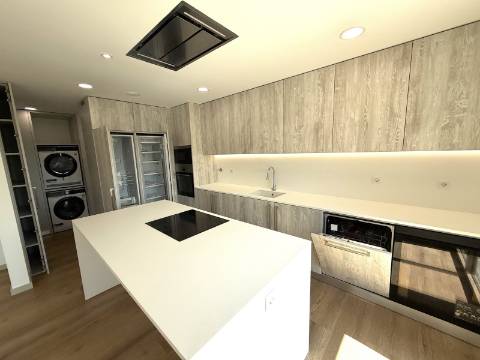 Duplex T2+1 Novo Garagem e Terraço