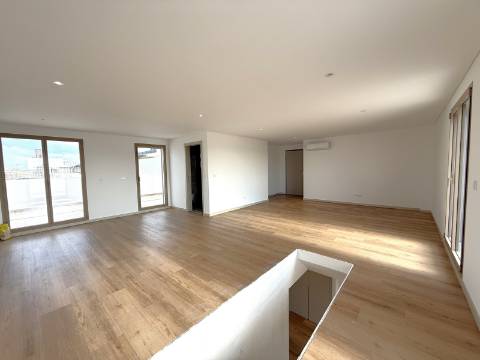 Duplex T3+1 Novo - Garagem individual e Terraço