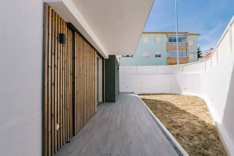 Viva com Estilo em Cascais: Moradia T3+1 com Design Moderno