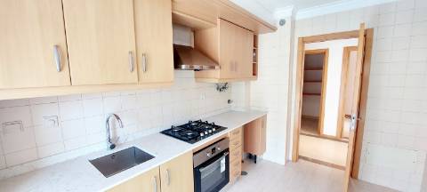 Apartamento T2 com arrecadação - Charneca da Caparica