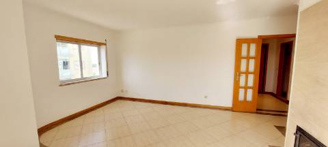 Apartamento T2 com arrecadação - Charneca da Caparica