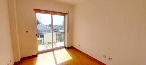 Apartamento T2 com arrecadação - Charneca da Caparica
