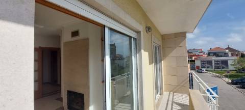 Apartamento T2 com arrecadação - Charneca da Caparica