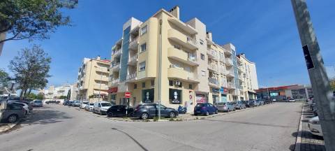 Apartamento T2 com arrecadação - Charneca da Caparica