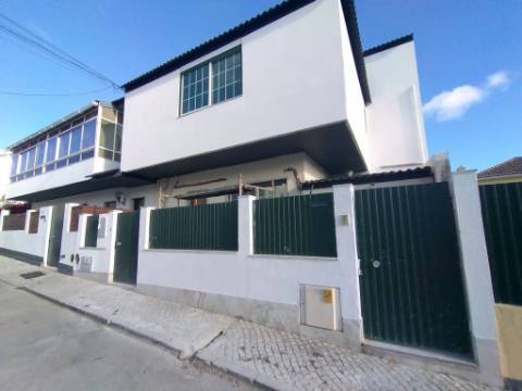 Moradia com 4 assoalhadas e parte anexa com 3 divisões assoalhadas extra, localizada na Madorna, zona da Parede