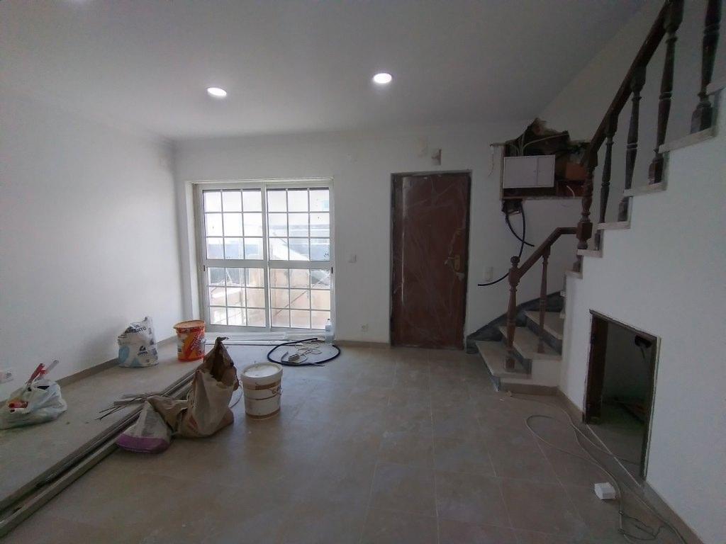 Moradia com 4 assoalhadas e parte anexa com 3 divisões assoalhadas extra, localizada na Madorna, zona da Parede