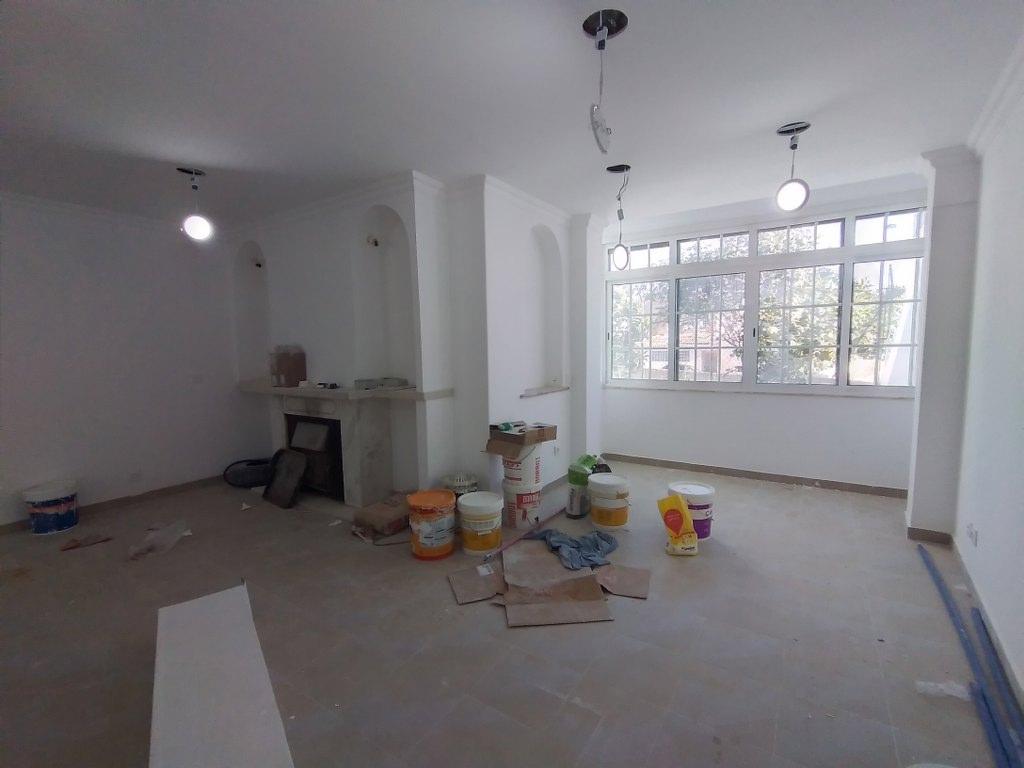 Moradia com 4 assoalhadas e parte anexa com 3 divisões assoalhadas extra, localizada na Madorna, zona da Parede