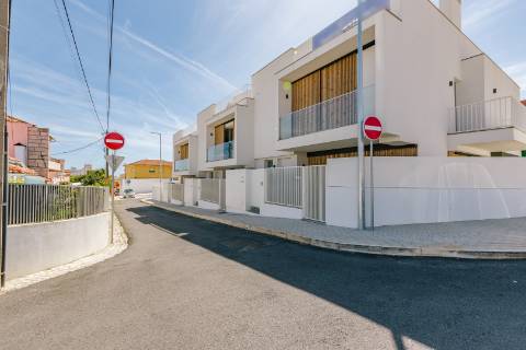 Viva com Estilo em Cascais: Moradia T3+1 com Design Moderno