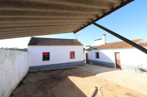 Moradia T2 com terreno 4.500m² - Fazendas de Almeirim