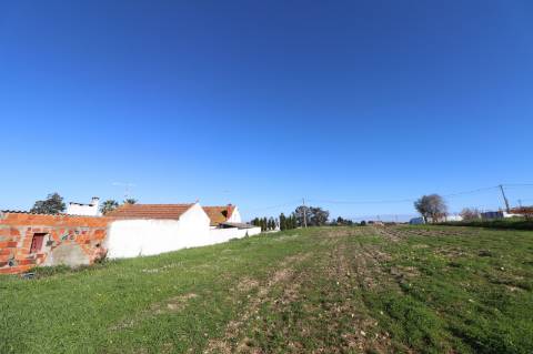 Moradia T2 com terreno 4.500m² - Fazendas de Almeirim