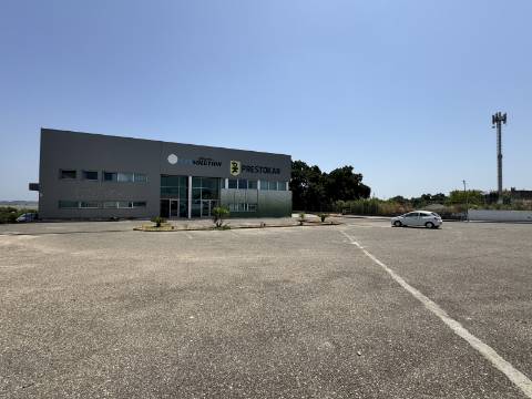 Armazém e escritórios - Santarém - EXCLUSIVO