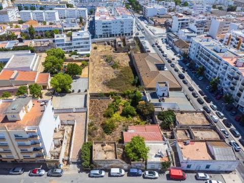 Terreno com Casa em ruínas no Centro de Olhão
