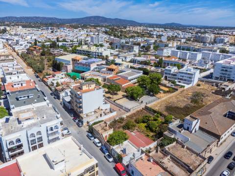 Terreno com Casa em ruínas no Centro de Olhão