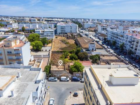 Terreno com Casa em ruínas no Centro de Olhão