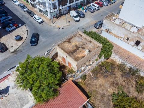 Terreno com Casa em ruínas no Centro de Olhão
