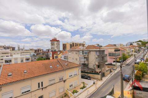 T2 Moderno e Acolhedor no Coração de Almada