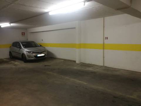 Lugar de Garagem para Arrendamento | Laranjeiras - Lisboa