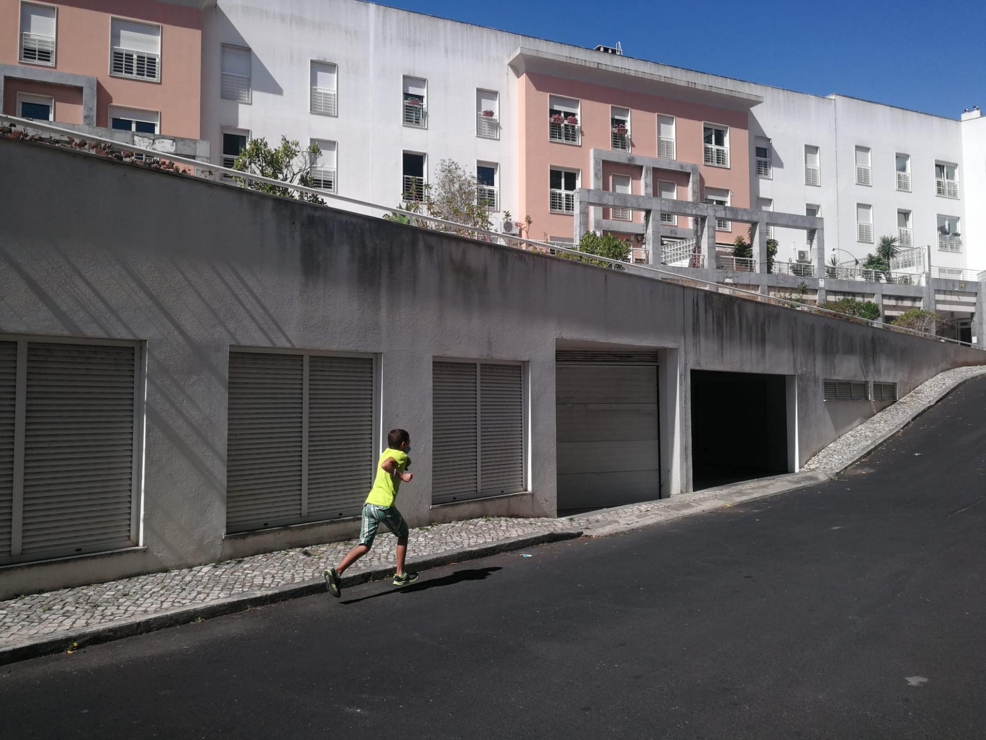 Lugar de Garagem para Arrendamento | Laranjeiras - Lisboa