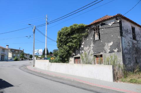 Terreno de 1100m2 com casa para restaurar e ainda com possibilidade de construir outra moradia, dado o terreno ser de construção com frente para duas ruas.