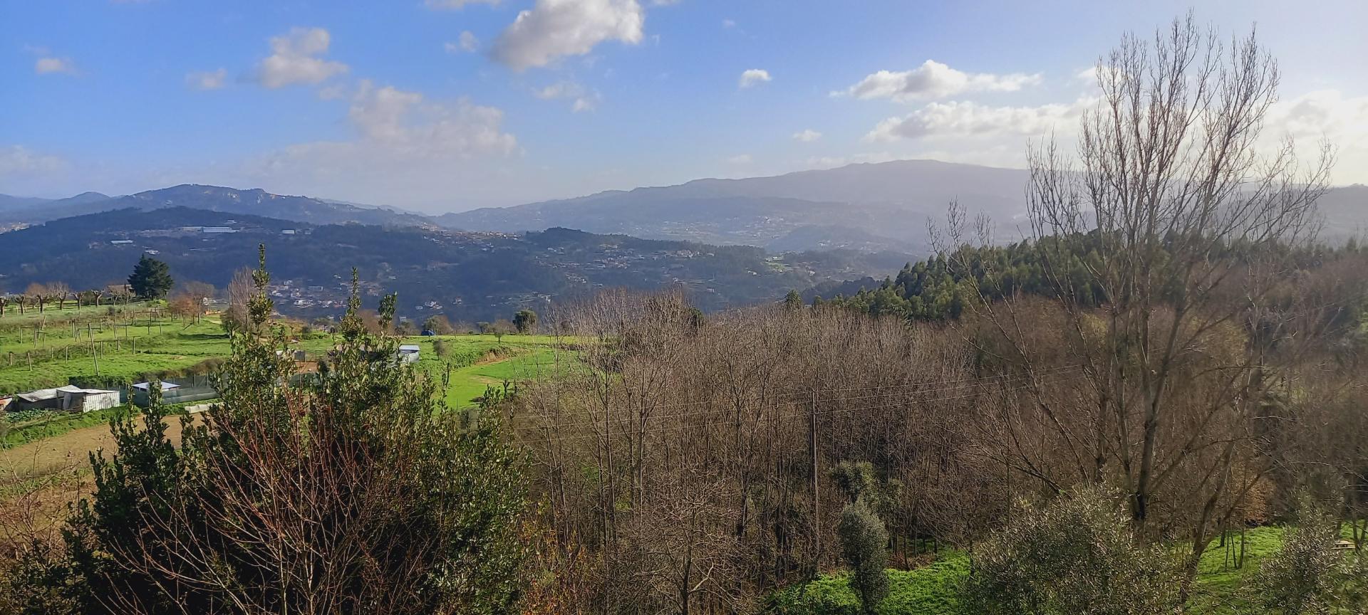 Terreno e ruína com vistas para o rio Douro