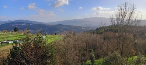 Terreno e ruína com vistas para o rio Douro