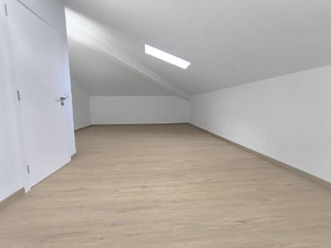 Apartamento T3 dúplex em Condeixa